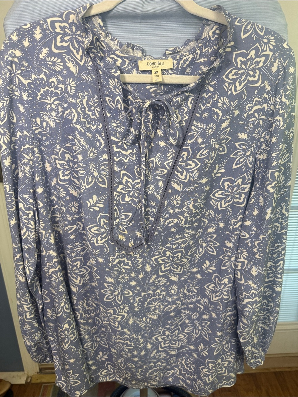 Como Blu Women's Blue Floral Tie-Neck Blouse